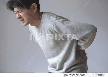 男子腰痛 111220088