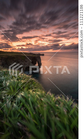 從沖繩縣恩納村萬座岬看到的日落 從沖繩縣恩納村萬座岬看到的日落 111221186