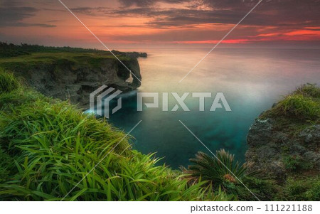 從沖繩縣恩納村萬座岬看到的日落 從沖繩縣恩納村萬座岬看到的日落 111221188