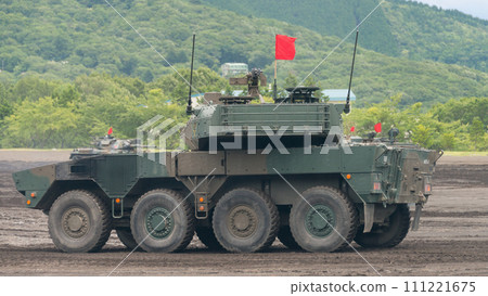 奔跑的陸上自衛隊16式機動戰車 111221675