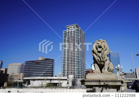 大阪市、北濱、歷史建築難波橋和摩天大樓(南端,冬季) 大阪市、北濱、歷史建築難波橋和摩天大樓(南端,冬季) 111222086