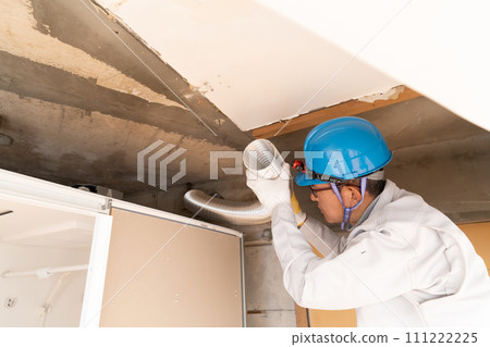 裝修工程：工人安裝通風管道 111222225