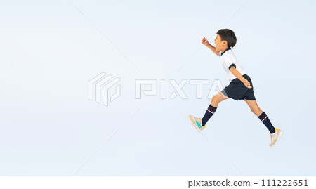 一個穿著運動服跳躍的男孩 111222651