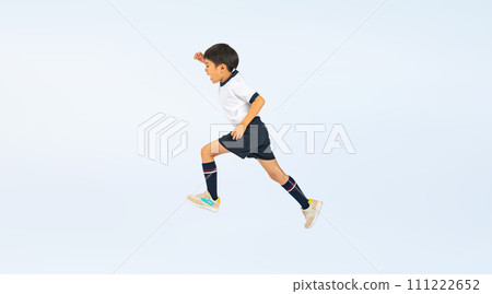 一個穿著運動服跳躍的男孩 111222652