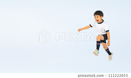 一個穿著運動服跳躍的男孩 一個穿著運動服跳躍的男孩 111222653
