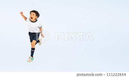 一個穿著運動服跳躍的男孩 111222654