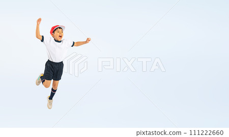 一個穿著運動服跳躍的男孩 111222660