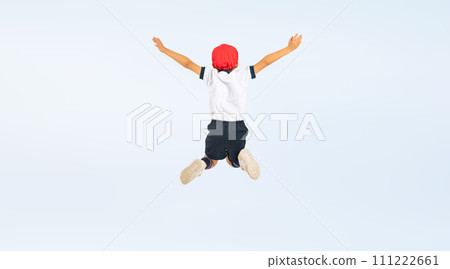 一個穿著運動服跳躍的男孩的後視圖 111222661