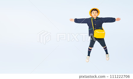 幼兒園/托兒所男孩跳躍 幼兒園/托兒所男孩跳躍 111222706