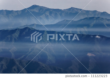從丹澤/日童丸看到的雲取山和奧多摩山脈在晨霧中漂浮 從丹澤/日童丸看到的雲取山和奧多摩山脈在晨霧中漂浮 111223223