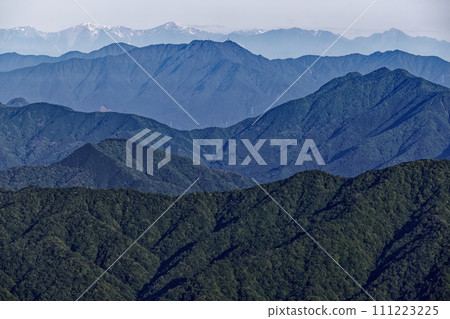 從丹澤山地的飛童丸看到光峠的新綠和南阿爾卑斯山的殘雪 從丹澤山地的飛童丸看到光峠的新綠和南阿爾卑斯山的殘雪 111223225