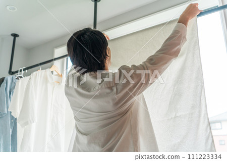 Man drying laundry (housework, househusband, detergent, fabric softener, bleach) 111223334