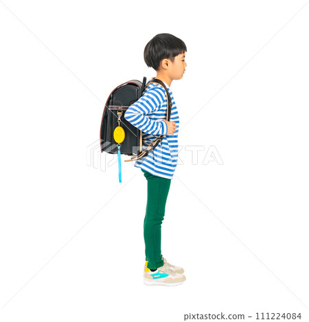 小學生的書包上貼著安全蜂鳴器。透明背景的全身照片 PNG,手工精確剪裁。 小學生的書包上貼著安全蜂鳴器。透明背景的全身照片 PNG,手工精確剪裁。 111224084