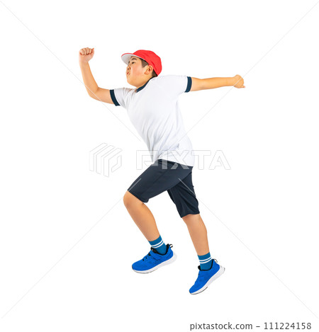 一個穿著運動服跳躍的男孩。全身照片 PNG，透明背景是手工精確剪裁的。 111224158