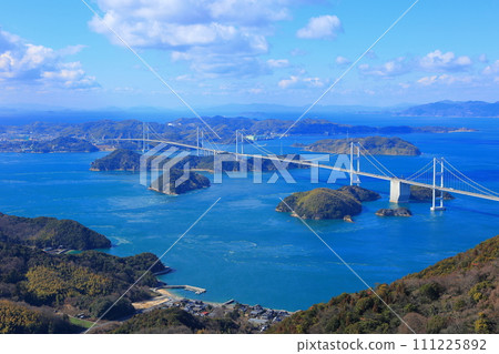 從愛媛郡今治市龜老山展望公園看到的島波海道 從愛媛郡今治市龜老山展望公園看到的島波海道 111225892