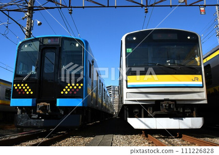Tsurumi Line E131 series 1000 series (one-man/Ogimachi display) and 205 series 1100 series (Ogimachi display) lined up at the depot 111226828