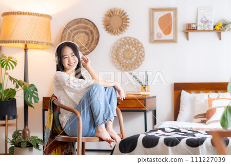 戴著耳機聽音樂的女大學生 111227039