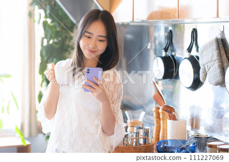 女大學生在廚房喝咖啡 111227069