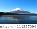 冬天的山中湖，從岸邊看到的富士山 111227094