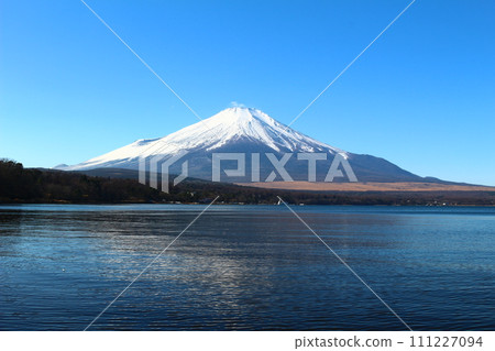Lake Yamanaka in winter, Mt. Fuji seen from the shore Lake Yamanaka in winter, Mt. Fuji seen from the shore 111227094