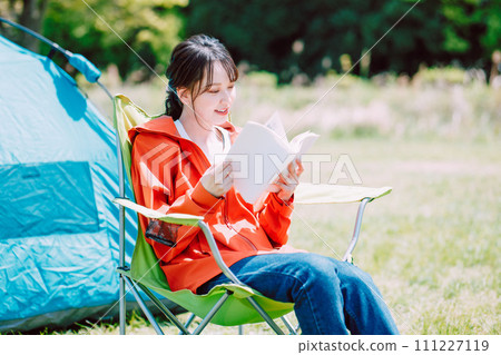 一個女人在帳篷前讀書 111227119