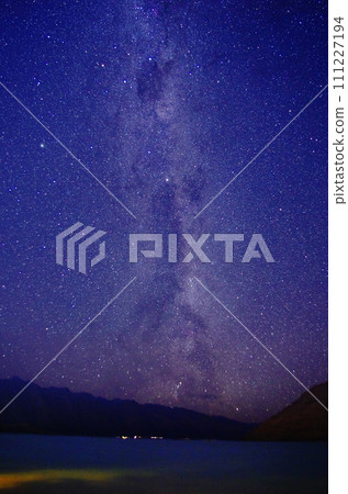 Spectacular view! The starry sky of New Zealand's South Island 111227194
