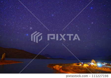 Spectacular view! The starry sky of New Zealand's South Island 111227198