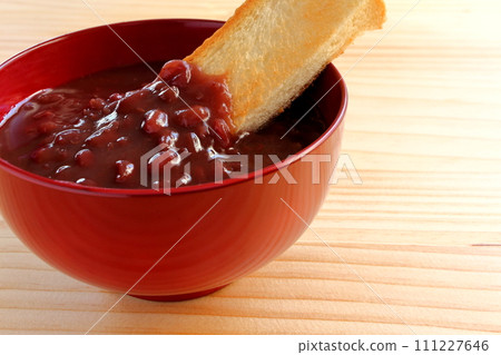 Zenzai and toast in a soup bowl 111227646