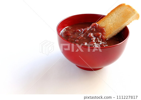 Oshiru 和吐司放入湯碗中 Oshiru 和吐司放入湯碗中 111227817