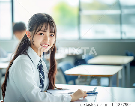 微笑的高中女生上課 微笑的高中女生上課 111227903
