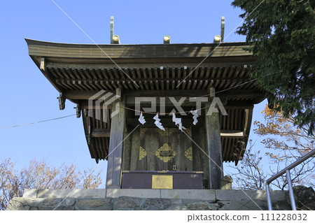 晴天時，位於筑波山男體山山頂的筑波山神社男體山正殿 111228032