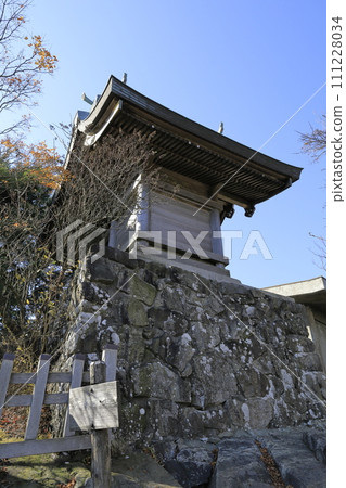 晴天時,位於筑波山男體山山頂的筑波山神社男體山正殿 晴天時,位於筑波山男體山山頂的筑波山神社男體山正殿 111228034