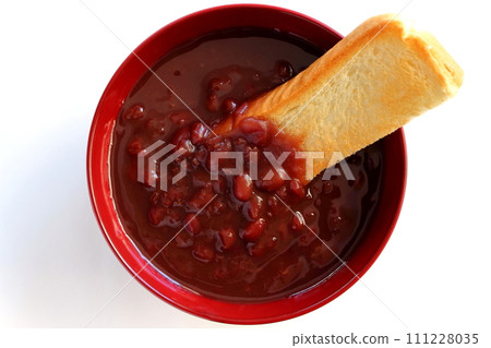 善財和吐司放入湯碗中 111228035