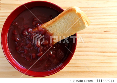 Oshiru and toast in a soup bowl 111228043