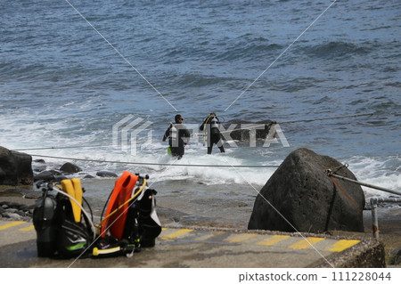 A person who enjoys scuba diving 111228044