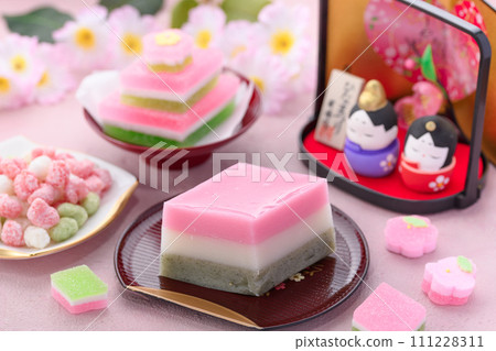 Hinamatsuri's diamond mochi and doll's sweets Image of Hinamatsuri 111228311