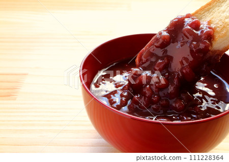 善財和吐司放入湯碗中 善財和吐司放入湯碗中 111228364