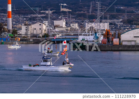 [靜岡縣]田子浦港新年海上遊行祈求新年第一天的豐收 111228970
