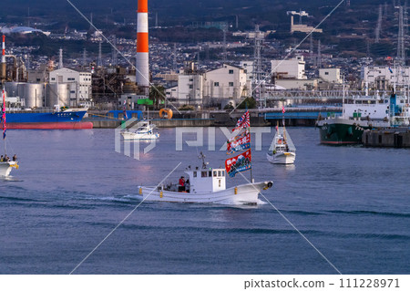 [靜岡縣]田子浦港新年海上遊行祈求新年第一天的豐收 111228971