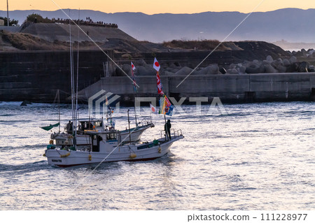 [Shizuoka Prefecture] New Year's Sea Parade to pray for a big catch at Tagonoura Port on the first sunrise of the year 111228977