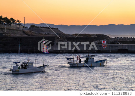 [Shizuoka Prefecture] New Year's Sea Parade to pray for a big catch at Tagonoura Port on the first sunrise of the year 111228983