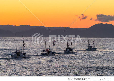 [Shizuoka Prefecture] New Year's Sea Parade to pray for a big catch at Tagonoura Port on the first sunrise of the year 111228988