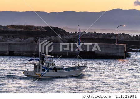 [Shizuoka Prefecture] New Year's Sea Parade to pray for a big catch at Tagonoura Port on the first sunrise of the year 111228991