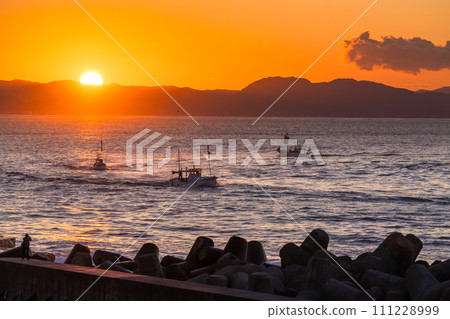 [Shizuoka Prefecture] New Year's Sea Parade to pray for a big catch at Tagonoura Port on the first sunrise of the year 111228999