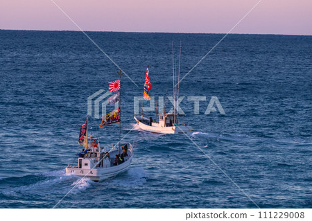 [Shizuoka Prefecture] New Year's Sea Parade to pray for a big catch at Tagonoura Port on the first sunrise of the year 111229008