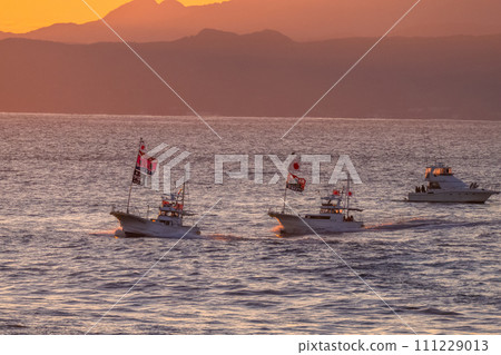 [Shizuoka Prefecture] New Year's Sea Parade to pray for a big catch at Tagonoura Port on the first sunrise of the year 111229013