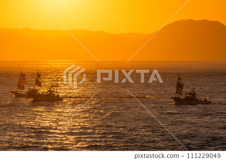 [Shizuoka Prefecture] New Year's Sea Parade to pray for a big catch at Tagonoura Port on the first sunrise of the year 111229049