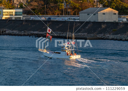 [Shizuoka Prefecture] New Year's Sea Parade to pray for a big catch at Tagonoura Port on the first sunrise of the year 111229059
