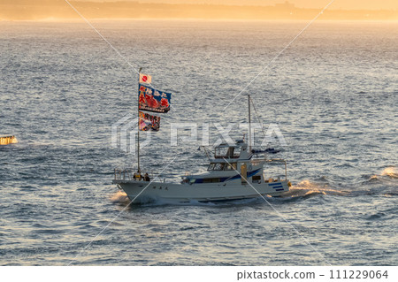 [Shizuoka Prefecture] New Year's Sea Parade to pray for a big catch at Tagonoura Port on the first sunrise of the year 111229064