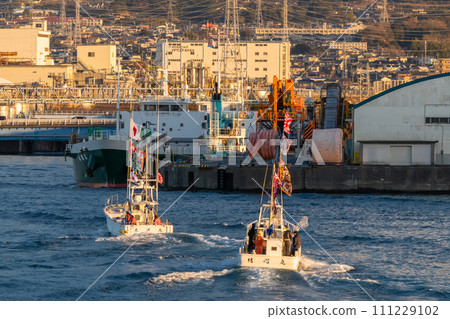 [Shizuoka Prefecture] New Year's Sea Parade to pray for a big catch at Tagonoura Port on the first sunrise of the year 111229102
